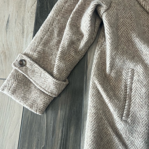 Chic Beige Double-Breasted Trench Coat - Picture 4 of 9